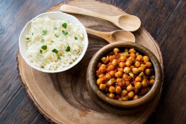 Chana Masala nohut pilav ile servis 