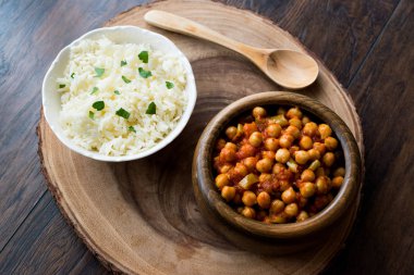 Chana Masala nohut pilav ile servis 