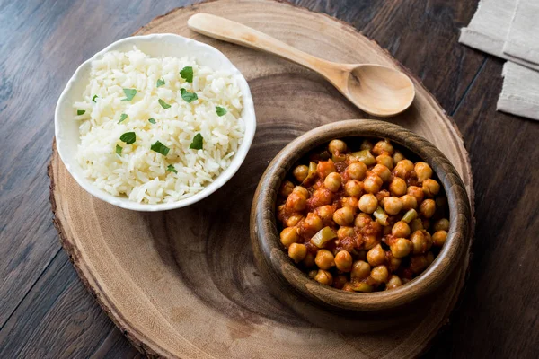 Chana Masala nohut pilav ile servis 