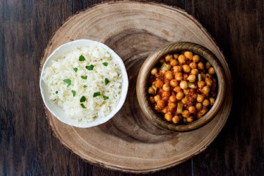 Chana Masala nohut pilav ile servis 