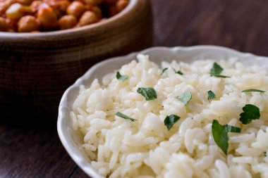 Chana masala ile pişmiş pirinç kase