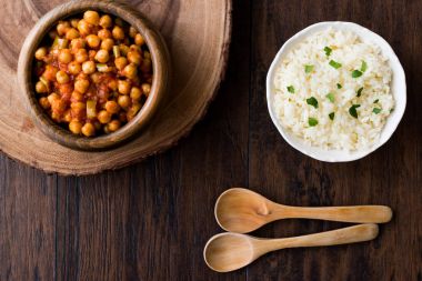 Chana Masala nohut pilav ile servis 