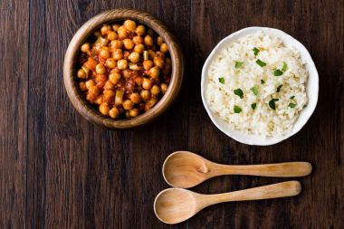 Chana Masala nohut pilav ile servis 