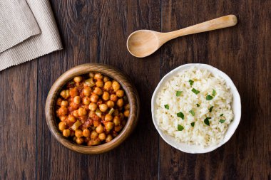 Chana Masala nohut pilav ile servis 