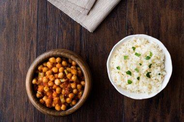 Chana Masala nohut pilav ile servis 