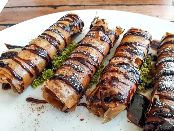 Křupavé palačinky s omáčkou tahini a čokoládou v restauraci — Stock fotografie