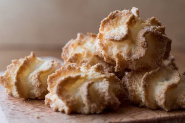 Hindistan cevizi çerezleri ahşap yüzey üzerinde.