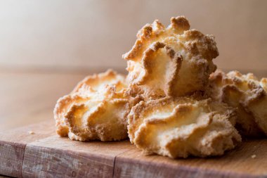 Hindistan cevizi çerezleri ahşap yüzey üzerinde.