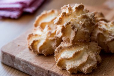 Hindistan cevizi çerezleri ahşap yüzey üzerinde.