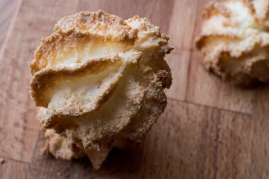 Hindistan cevizi çerezleri ahşap yüzey üzerinde.