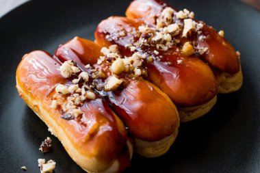 Fındık ve siyah plaka krem karamel eklerleri.