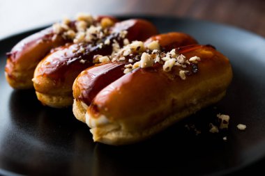 Fındık ve siyah plaka krem karamel eklerleri.