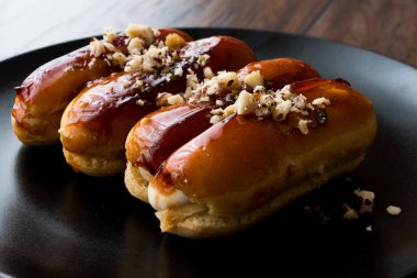 Fındık ve siyah plaka krem karamel eklerleri.