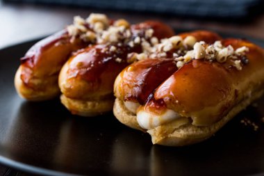 Fındık ve siyah plaka krem karamel eklerleri.