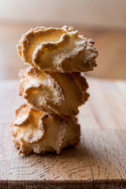 Hindistan cevizi çerezleri ahşap yüzey üzerinde.