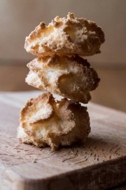 Hindistan cevizi çerezleri ahşap yüzey üzerinde.