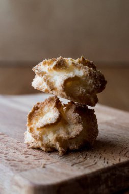 Hindistan cevizi çerezleri ahşap yüzey üzerinde.