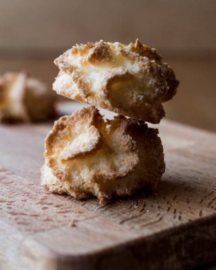 Hindistan cevizi çerezleri ahşap yüzey üzerinde.