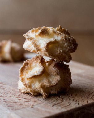 Hindistan cevizi çerezleri ahşap yüzey üzerinde.