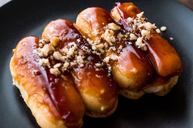 Fındık ve siyah plaka krem karamel eklerleri.