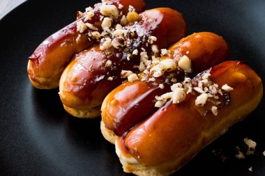 Fındık ve siyah plaka krem karamel eklerleri.