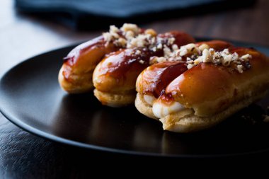 Fındık ve siyah plaka krem karamel eklerleri.