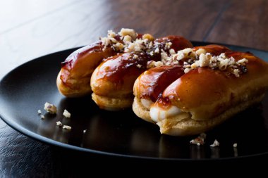 Fındık ve siyah plaka krem karamel eklerleri.