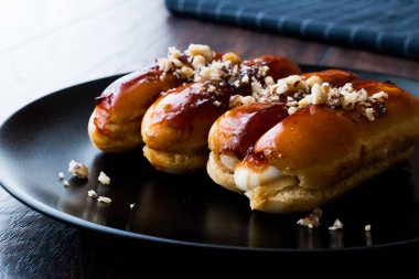 Fındık ve siyah plaka krem karamel eklerleri.