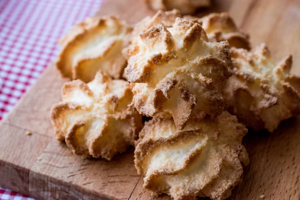 Hindistan cevizi çerezleri ahşap yüzey üzerinde.