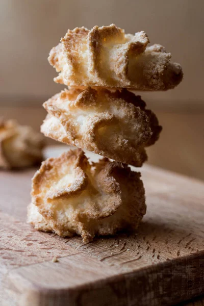 Hindistan cevizi çerezleri ahşap yüzey üzerinde.