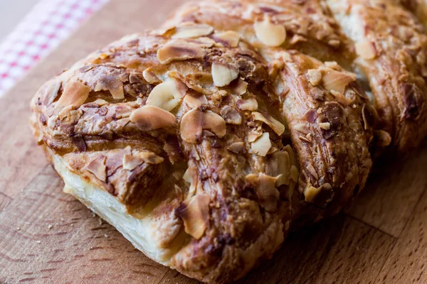 Ahşap yüzeyde bademli kruvasan.