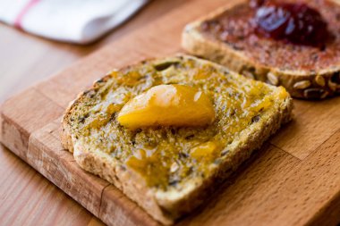 Kayısı reçel ekmek Damson Erik reçeli ile