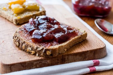 Kayısı reçelli ekmek üzerinde Damson Erik reçeli