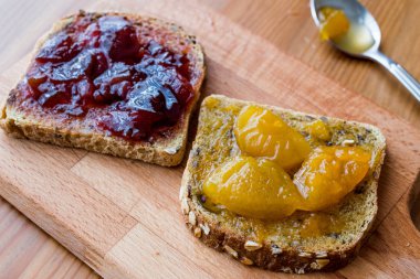 Kayısı reçel ekmek Damson Erik reçeli ile