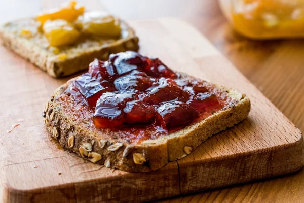 Kwets Plum Jam op brood met Abrikozenjam — Stockfoto