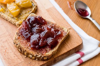 Kayısı reçelli ekmek üzerinde Damson Erik reçeli