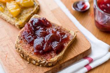Kayısı reçelli ekmek üzerinde Damson Erik reçeli