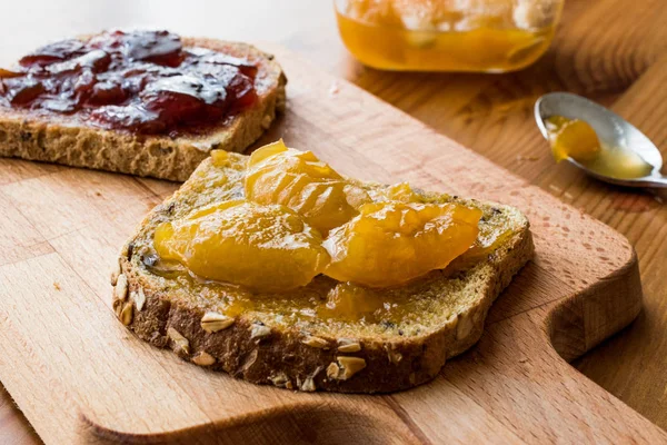 Kayısı reçel ekmek Damson Erik reçeli ile