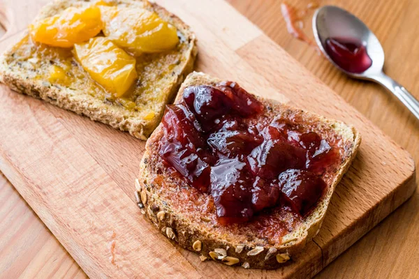 Kwets Plum Jam op brood met Abrikozenjam — Stockfoto