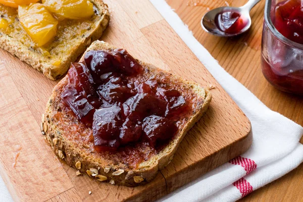 Kayısı reçelli ekmek üzerinde Damson Erik reçeli