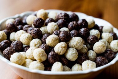 Kase çikolata Mısır gevreği topları.