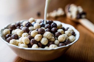 Süt dökme ile çikolata Mısır topları.