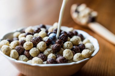 Süt dökme ile çikolata Mısır topları.