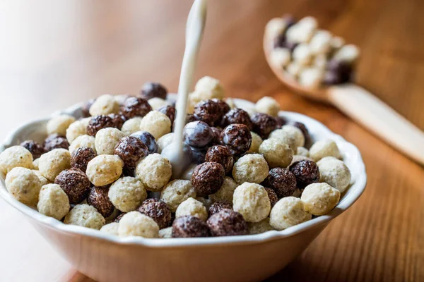 Süt dökme ile çikolata Mısır topları.