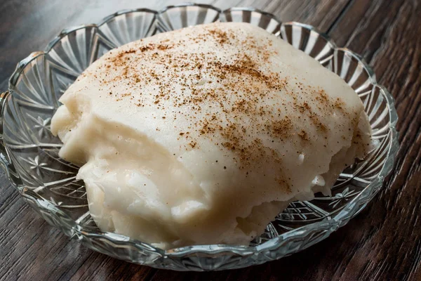 Turecki deser Tavuk Gogsu / Pudding mleka piersi z kurczaka. — Zdjęcie stockowe