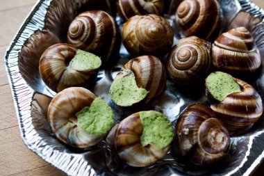 Dondurulmuş salyangoz yemek sarımsak tereyağı ile.