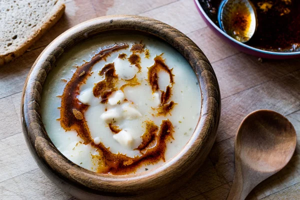 Dumpling çorbası kızarmış tereyağı sosu ile / Manti tarifi — Stok fotoğraf