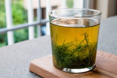 Sarı bitkisel suyu Detoks için