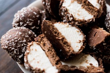 Hindistan cevizi tozu ile çikolata kaplı marshmallow.