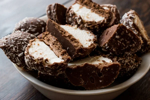 Malvaviscos cubiertos de chocolate con polvo de coco . —  Fotos de Stock